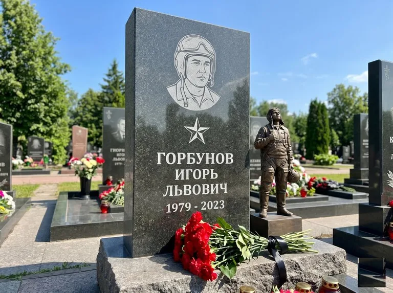Гранитная фигура лётчика на памятнике военному со звездой в Липецке