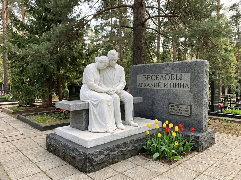 Мраморная скорбящая пара на эксклюзивном мемориале в Липецке