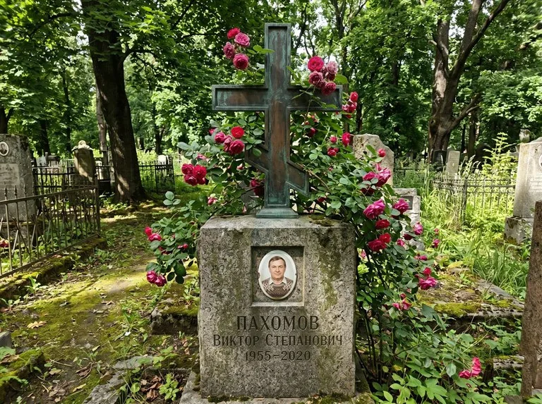 Бронзовый крест с розами на гранитной плите в Липецке