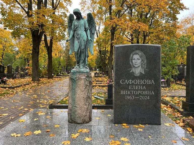 Бронзовый ангел на колонне рядом с памятником в Липецке
