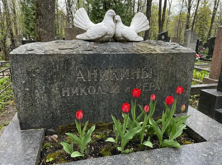 Пара голубей из литьевого мрамора на гранитной плите в Липецке