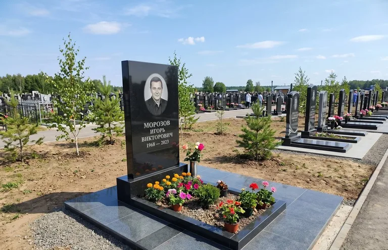 Уборка могилы со скамьёй до и после в Липецке