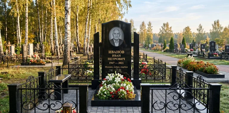 Мемориальный комплекс с цветником и оградой в Липецке