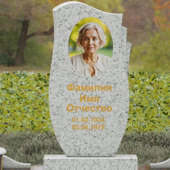 Мемориал с асимметричной стелой — волной, гранит Мансуровский, в Краснодаре