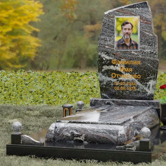 Вертикальный гранитный памятник с диагональным срезом, гранит амфиболит, вид 4, в Якутске
