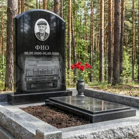 Гранитный памятник дальнобойщику в форме арки с трассой