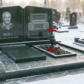 Гранитный памятник дальнобойщику с фактурой скалы с трассой