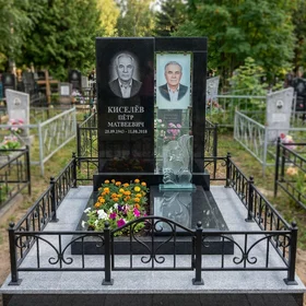 Стильный гранитный мемориал со стеклянной панелью