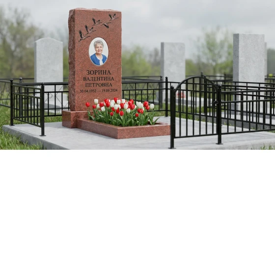 Мемориал с журавлиным клином из красного гранита Лезниковский
