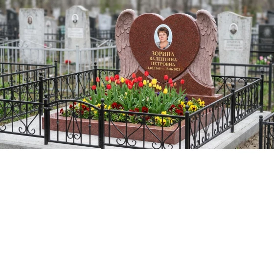 Памятник с сердцем в крыльях из лезниковского гранита