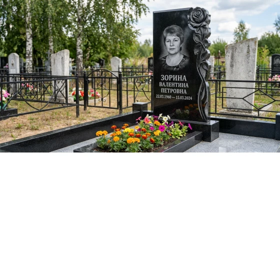 Памятник с розой на стеле из черного габбро-диабаза
