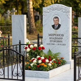 Комбинированный памятник на двоих с красным крестом
