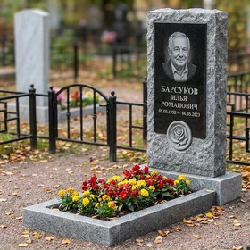 Гранитный памятник из красного гранита с фигурным основанием