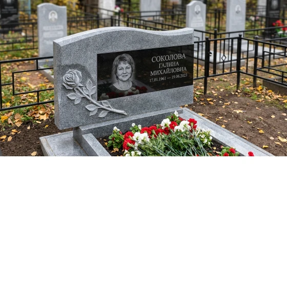 Памятник с розой из мансуровского гранита с волной