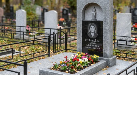 Памятник с пламенем свечи из мансуровского гранита с портретом