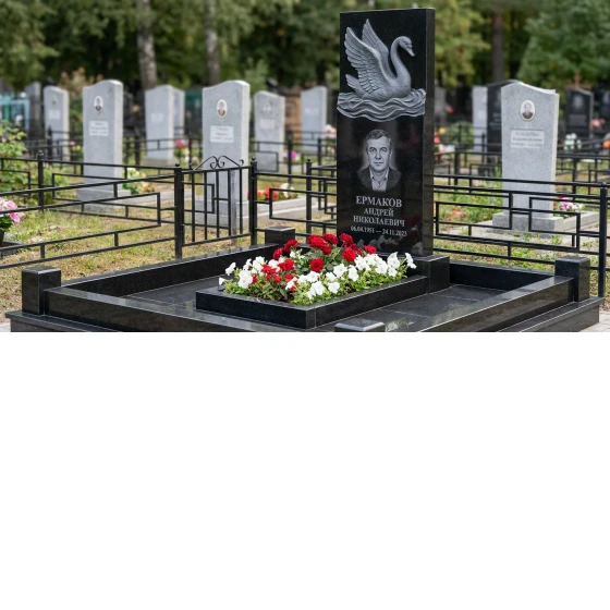 Памятник с лебедем из черного габбро-диабаза с глубокой фрезеровкой