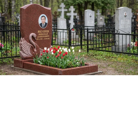 Памятник с лебедем из лезниковского гранита с фотопортретом