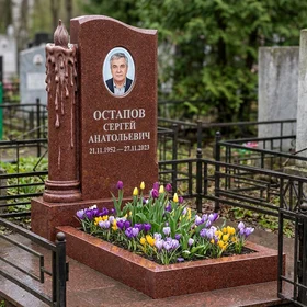 памятник с пламенной свечой из красного гранита с портретом