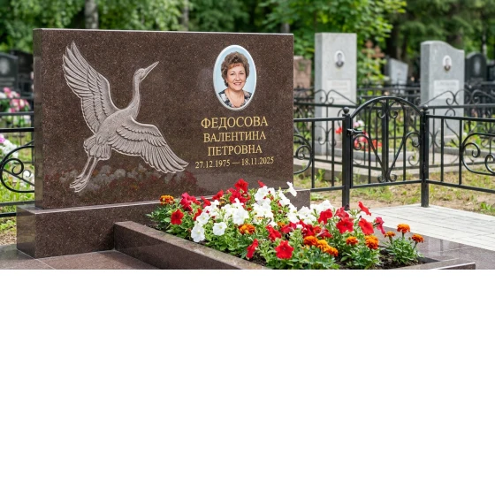 Памятник с журавлиным клином из дымовского гранита с портретом