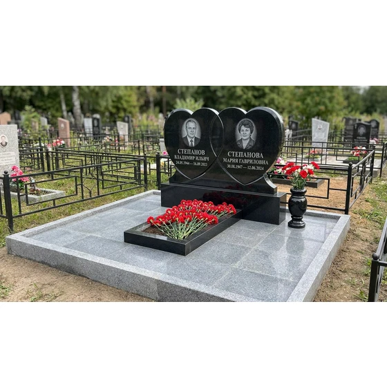 Комбинированный памятник в форме сердца на двоих