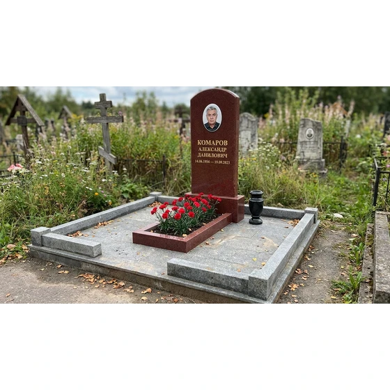 Гранитный памятник с арочным верхом