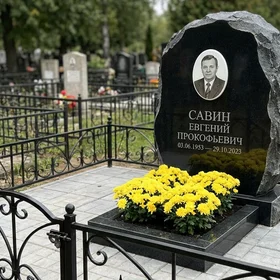 Гранитный памятник в виде скалы
