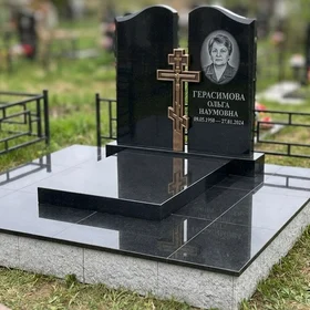 Гранитный памятник с крестом
