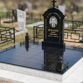 Мраморный памятник с крестом