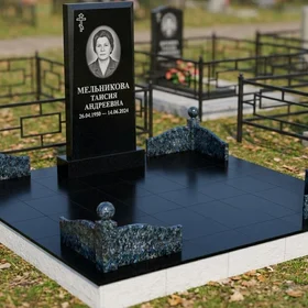 Гранитный памятник с крестом