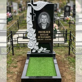 Гранитный памятник с крестом