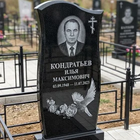 Гранитный памятник с волнистой стелой, голубем и розами