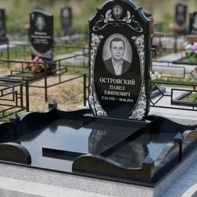 Гранитный памятник с аркой, крестом и голубями