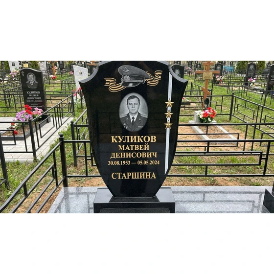 Гранитный памятник военному со звездами и лавровым венком