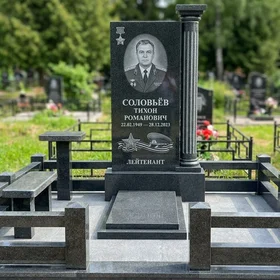 Гранитный памятник военному с колонной и резным оформлением