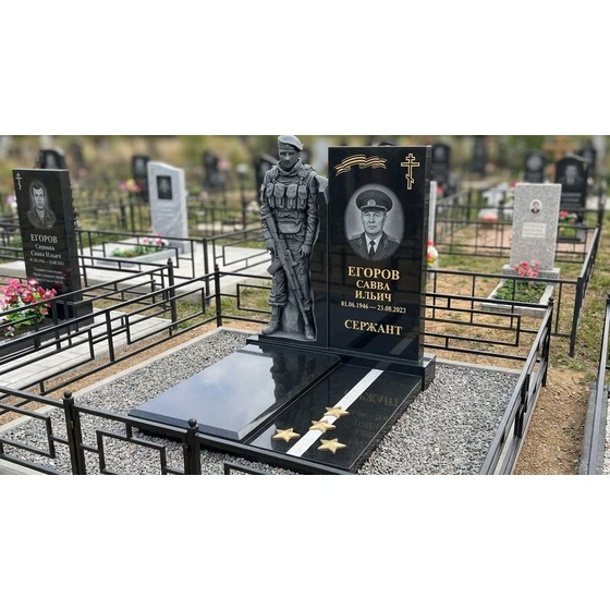 Гранитный памятник военному с рельефной фигурой и звездами