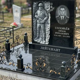 Гранитный памятник военному с объемным рельефом