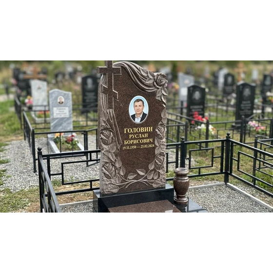 Гранитный памятник с православным крестом и розами