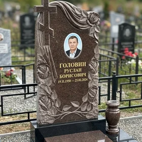Гранитный памятник с православным крестом и розами