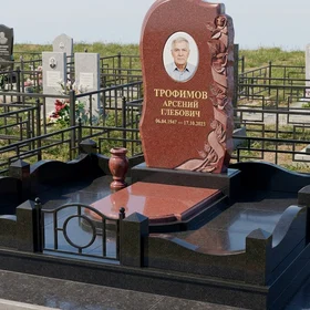 Комбинированный памятник-скала с розами