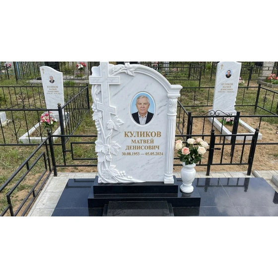 Комбинированный памятник с аркой, крестом и виноградной лозой