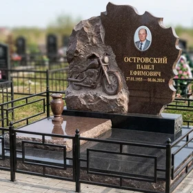 Гранитный памятник Скала с барельефом мотоцикла