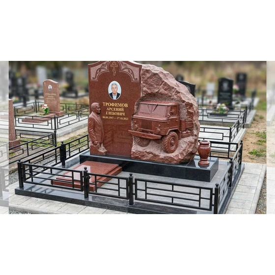 Комбинированный памятник с резной машиной и крестом