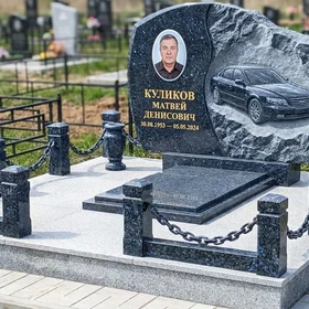 Гранитный памятник Скала с гравировкой автомобиля