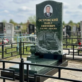 Гранитный памятник с фигурным силуэтом и барельефом грузовика