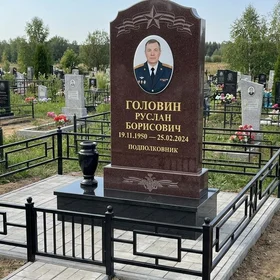 Гранитный памятник военному с лавровым венком и звездой