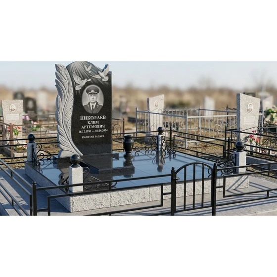 Комбинированный памятник с гравировкой голубей и резным крылом