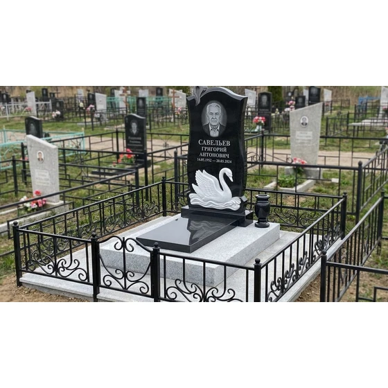 Комбинированный памятник с лебедем и резной верхней частью