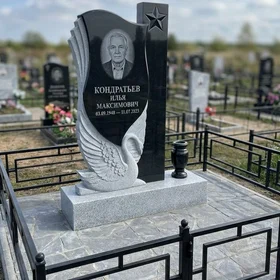 Гранитный памятник со звездой и лебедем