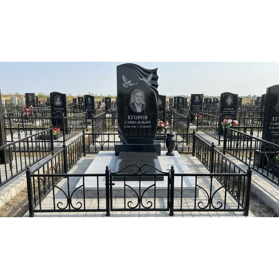 Гранитный памятник с плавной волной и голубями