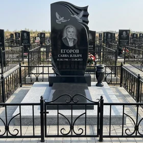 Гранитный памятник с плавной волной и голубями
